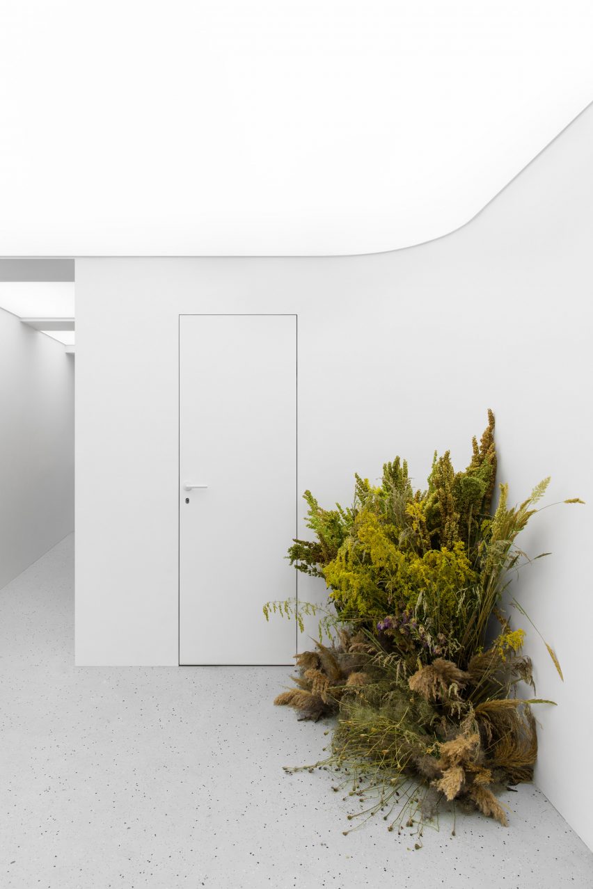 Guapa Flower Shop by Eduard Eremchuck