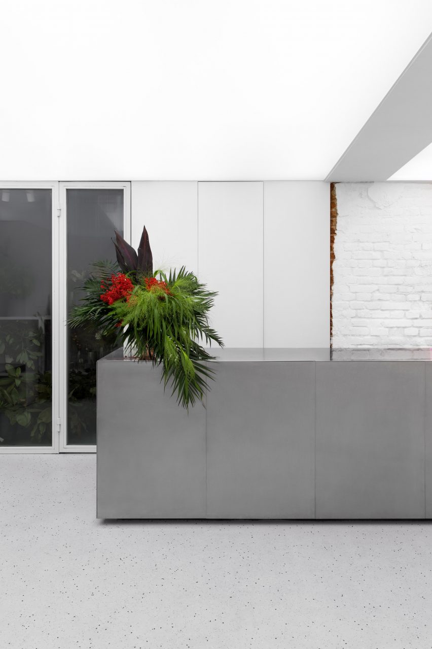 Guapa Flower Shop by Eduard Eremchuck