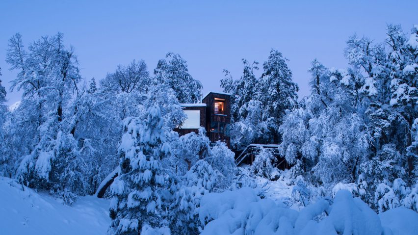 La Dacha Mountain Refuge by DRAA
