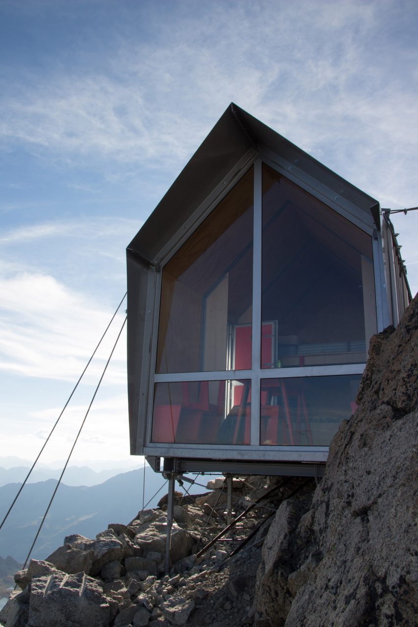 Bivouac Luca Pasqualetti by Roberto Dini and Stefano Girodo in the Italian Alps