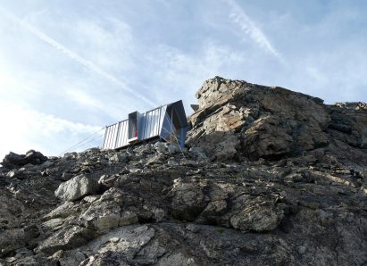 Bivouac Luca Pasqualetti by Roberto Dini and Stefano Girodo in the Italian Alps