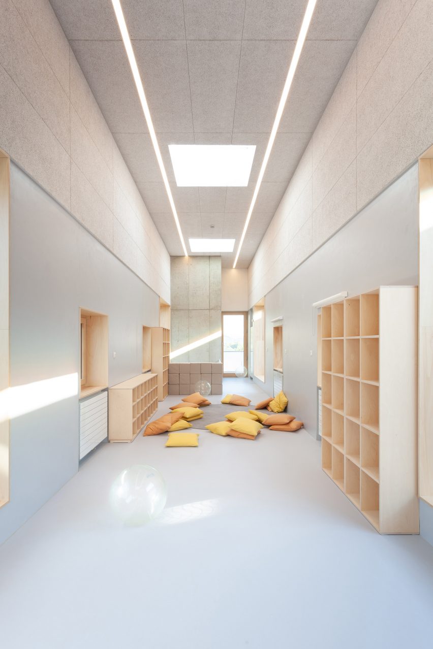 Nová Ruda kindergarten by Petr Stolín and Alena Mičeková