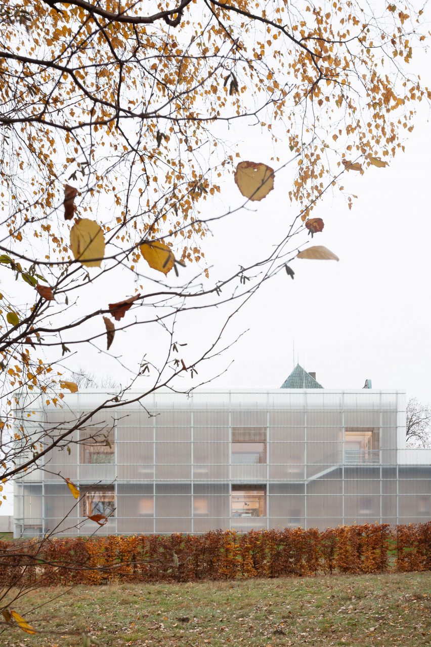 Nová Ruda kindergarten by Petr Stolín and Alena Mičeková