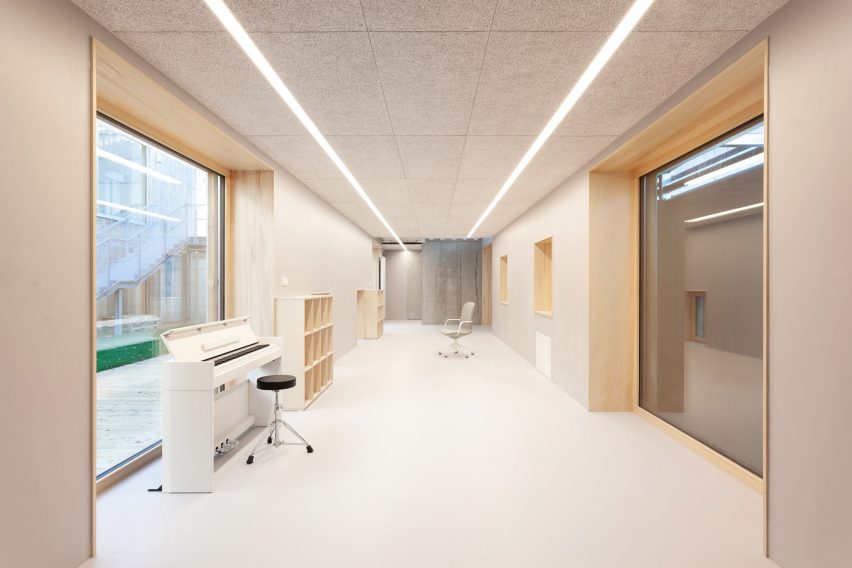 Nová Ruda kindergarten by Petr Stolín and Alena Mičeková