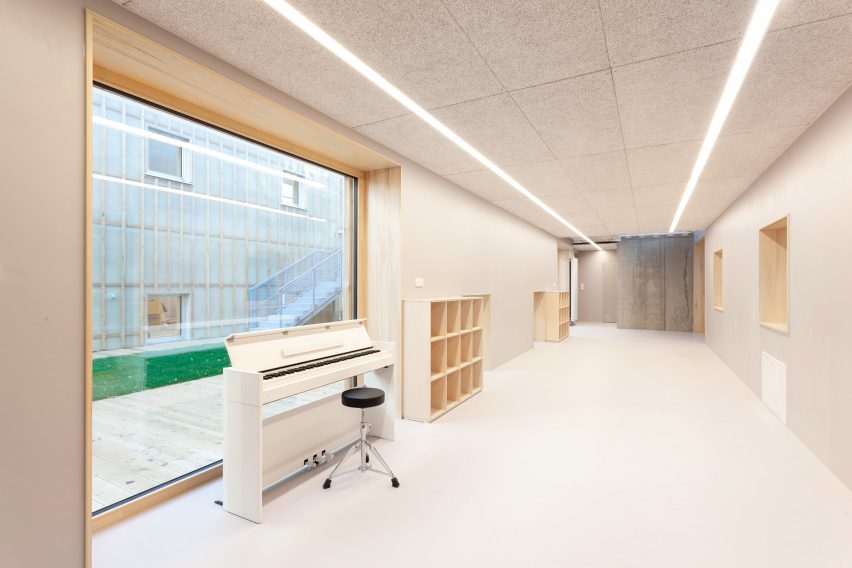Nová Ruda kindergarten by Petr Stolín and Alena Mičeková
