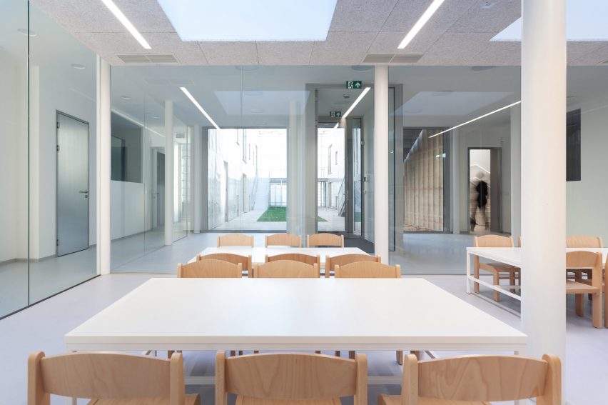 Nová Ruda kindergarten by Petr Stolín and Alena Mičeková