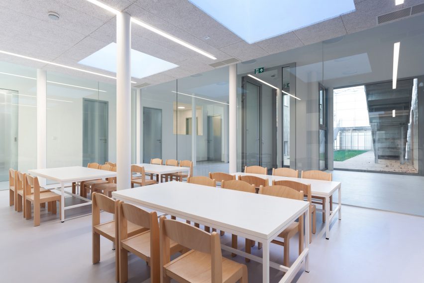 Nová Ruda kindergarten by Petr Stolín and Alena Mičeková