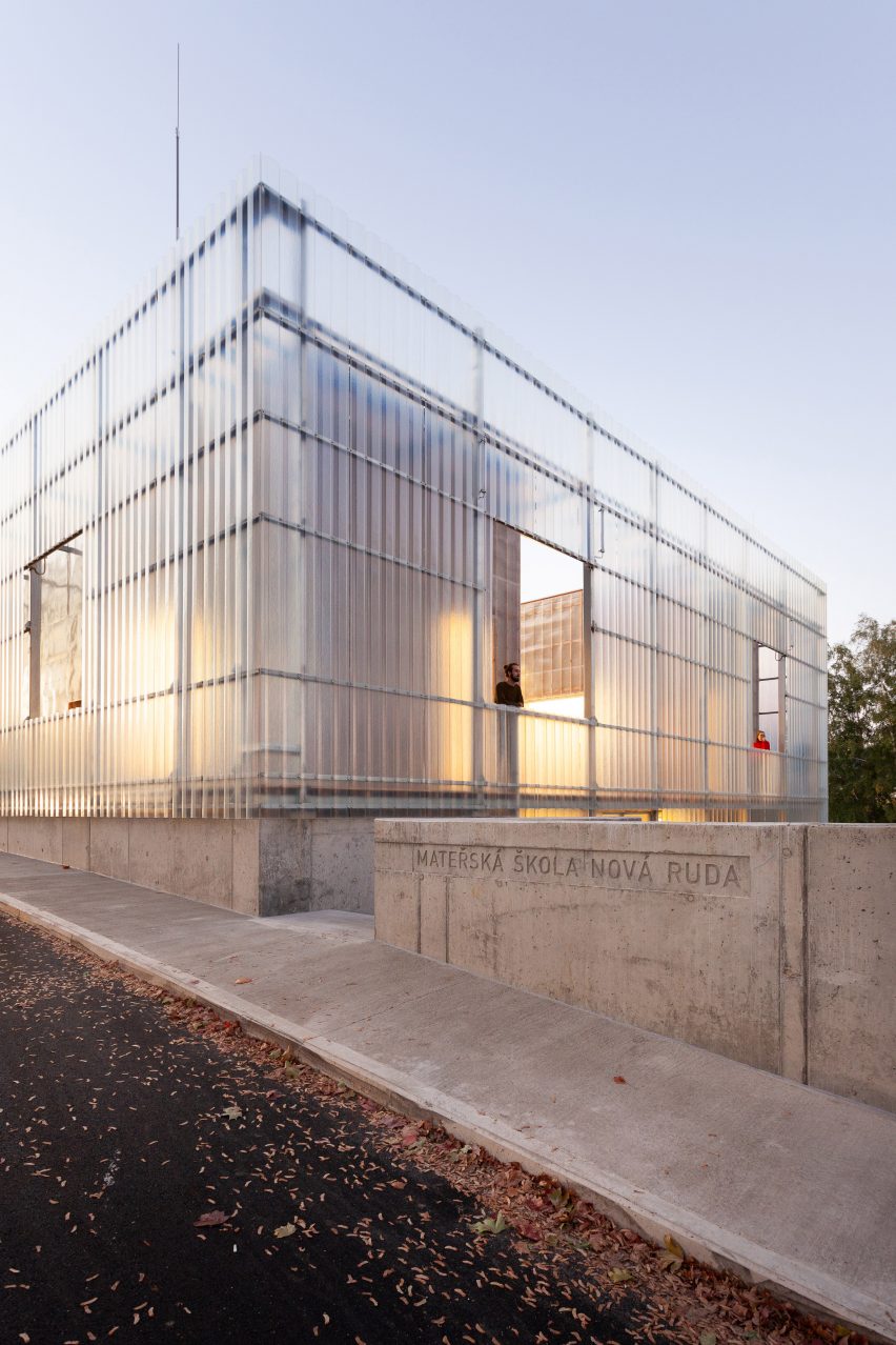 Nová Ruda kindergarten by Petr Stolín and Alena Mičeková