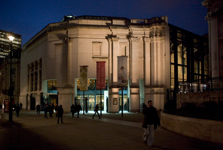Venturi Scott Brown's postmodern Sainsbury Wing at National Gallery in London wins AIA 25 Year Award