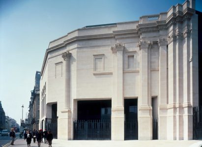 Venturi Scott Brown's postmodern Sainsbury Wing at National Gallery in London wins AIA 25 Year Award