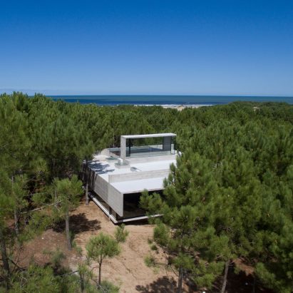 Casa L4 concrete house by Luciano Kruk