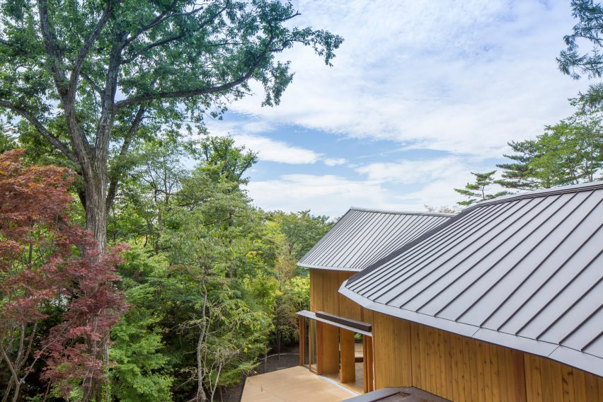 Shishi-Iwa House boutique hotel by Shigeru Ban in Karuizawa, Japan