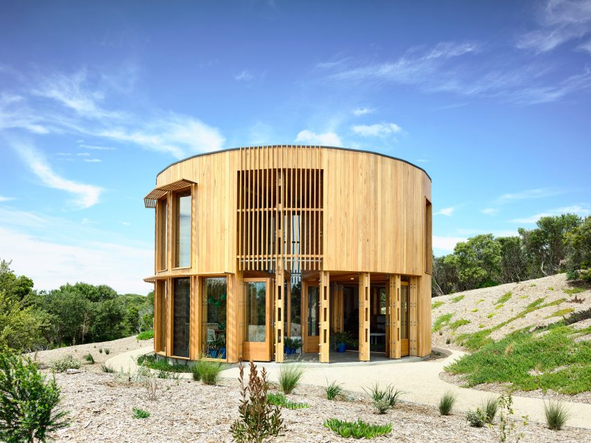 St Andrews Beach House by Austin Maynard Architects