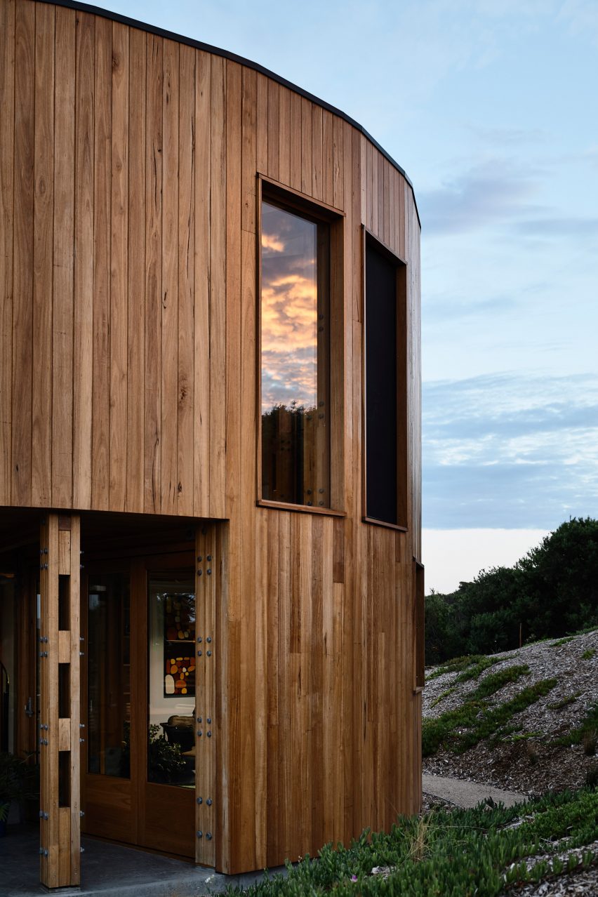 St Andrews Beach House by Austin Maynard Architects