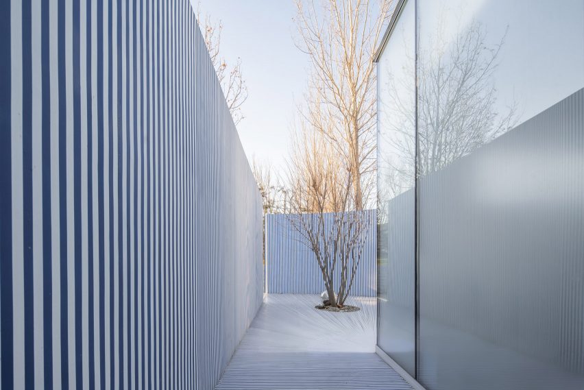 Striped house by Wutopia