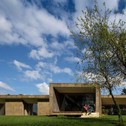 Cork cladding roundup: The Hill Cork House by Contaminar Arquitectos