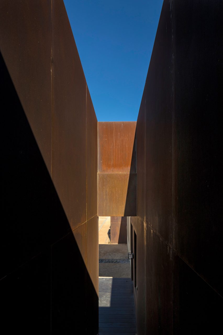 Al Faya Lodge by Anarchitect, photography by Fernando Guerra