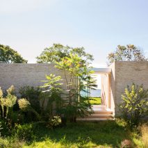 Toshihiro Oki links pale brick volumes to form Long Island weekend retreat