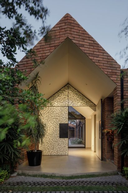 Casa El Cortijo by Felipe Assadi Arquitectos
