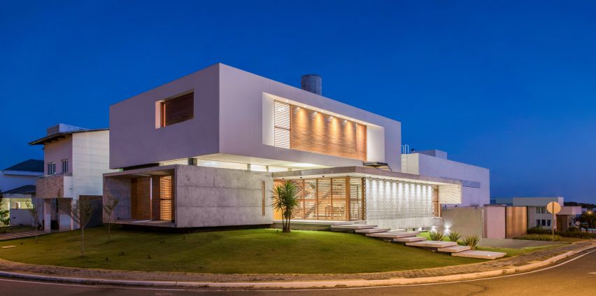 Casa IF by Martins Lucena Architects