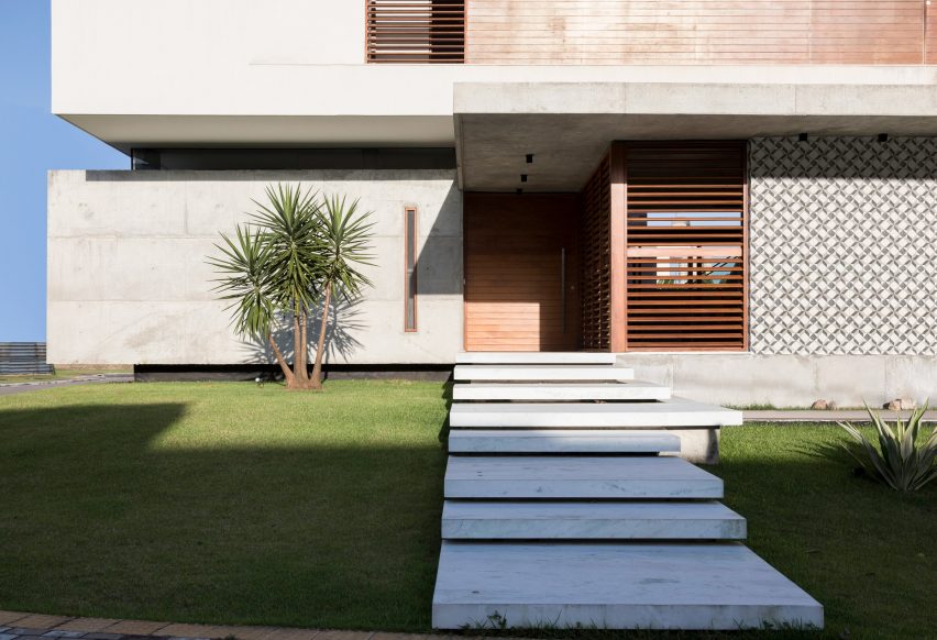 Casa IF by Martins Lucena Architects