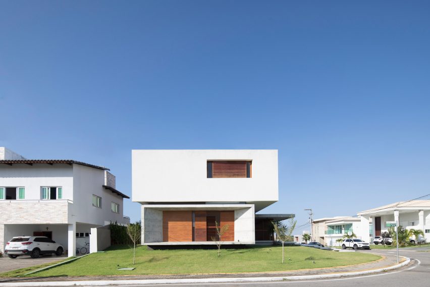 Casa IF by Martins Lucena Architects