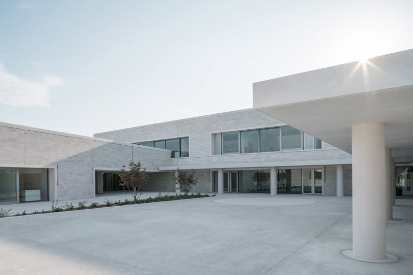 Ecole Communale Jacqueline de Rommily by Atelier Stéphane Fernandez
