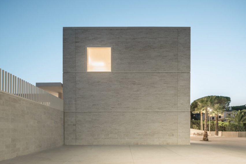 Ecole Communale Jacqueline de Rommily by Atelier Stéphane Fernandez