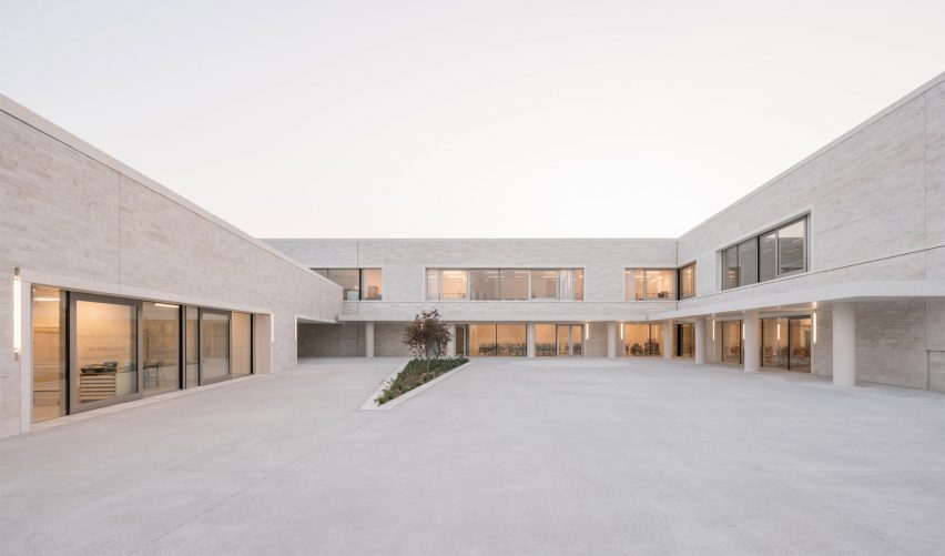 Ecole Communale Jacqueline de Rommily by Atelier Stéphane Fernandez