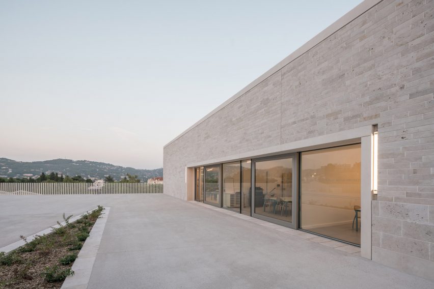 Ecole Communale Jacqueline de Rommily by Atelier Stéphane Fernandez