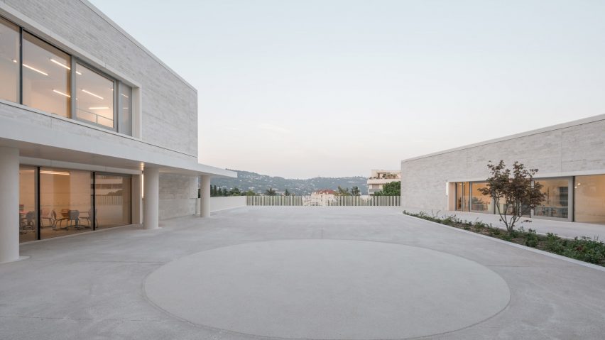 Ecole Communale Jacqueline de Rommily by Atelier Stéphane Fernandez