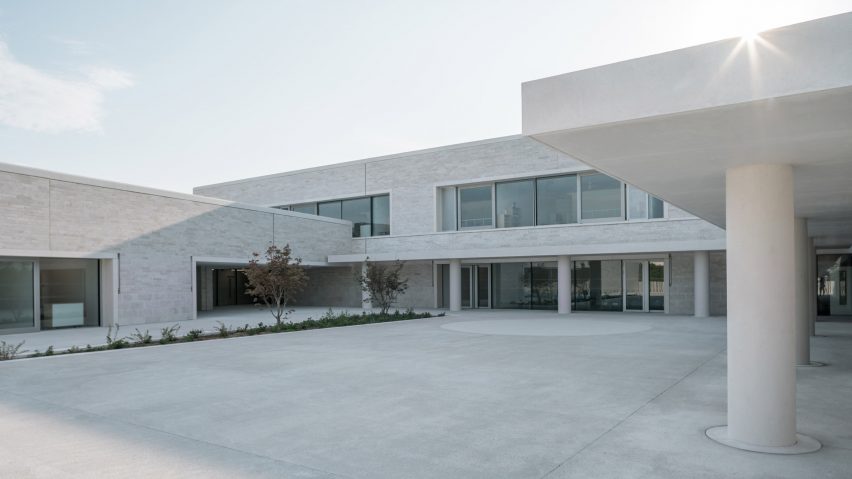 Ecole Communale Jacqueline de Rommily by Atelier Stéphane Fernandez