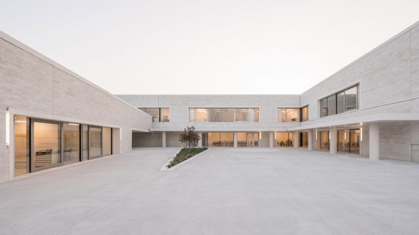 Ecole Communale Jacqueline de Rommily by Atelier Stéphane Fernandez