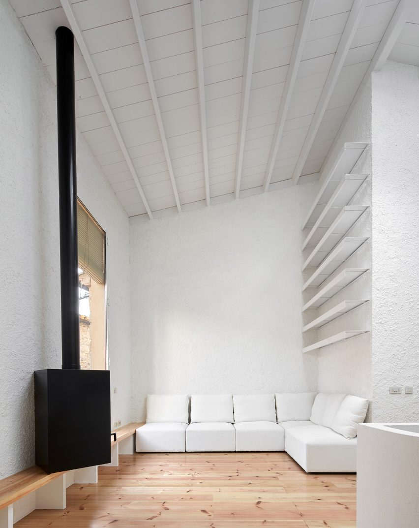 Single family house in Palau-Sator by Arquitectura-G