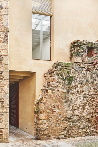 Single family house in Palau-Sator by Arquitectura-G