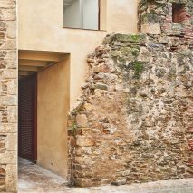 Single family house in Palau-Sator by Arquitectura-G