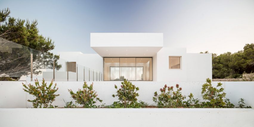 Villa Catwalk by Nomo Studio in Menorca