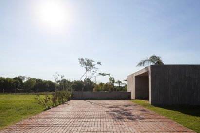 Casa Closed in La Plata Argentina by Felipe Gonzalez Arzac