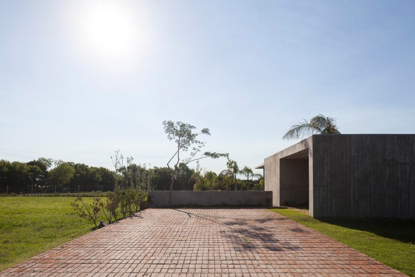 Casa Closed in La Plata Argentina by Felipe Gonzalez Arzac
