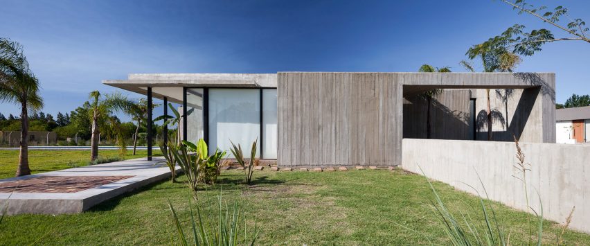 Casa Closed in La Plata Argentina by Felipe Gonzalez Arzac