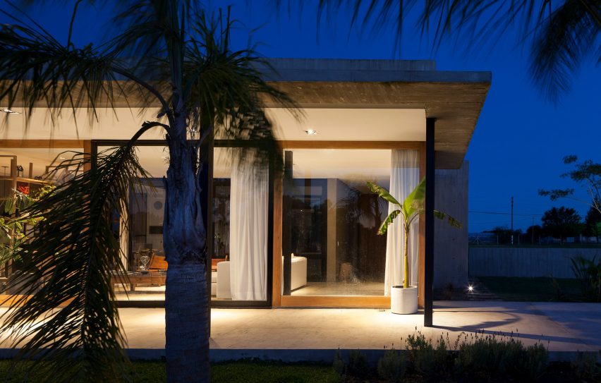 Casa Closed in La Plata Argentina by Felipe Gonzalez Arzac