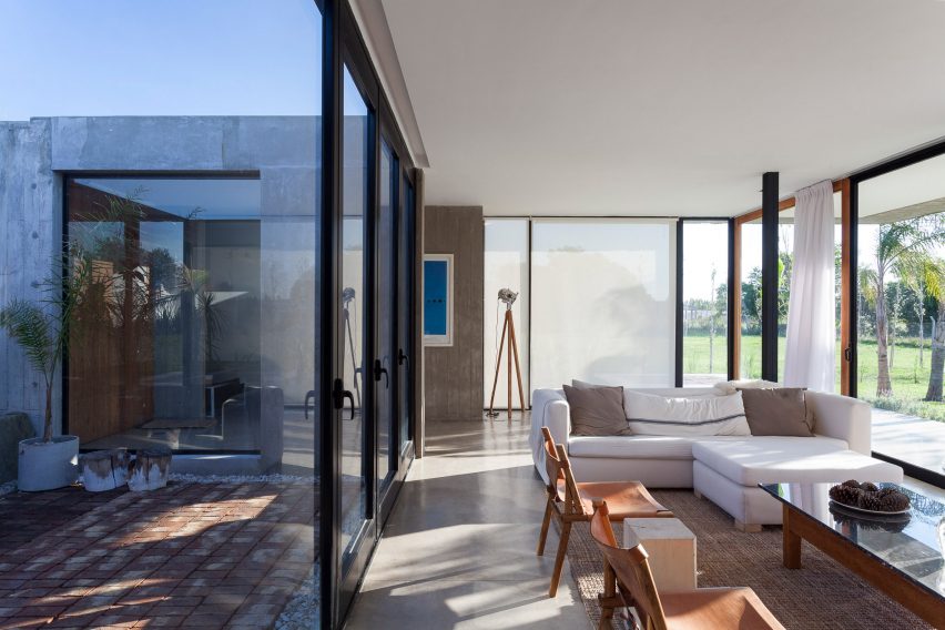 Casa Closed in La Plata Argentina by Felipe Gonzalez Arzac