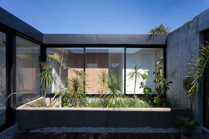 Casa Closed in La Plata Argentina by Felipe Gonzalez Arzac