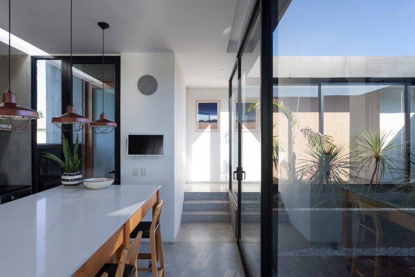Casa Closed in La Plata Argentina by Felipe Gonzalez Arzac