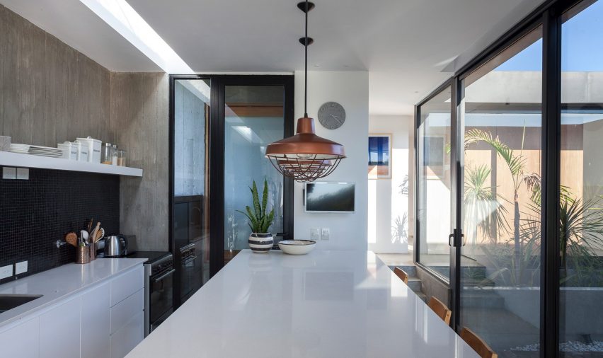 Casa Closed in La Plata Argentina by Felipe Gonzalez Arzac