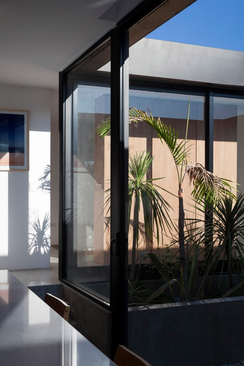 Casa Closed in La Plata Argentina by Felipe Gonzalez Arzac