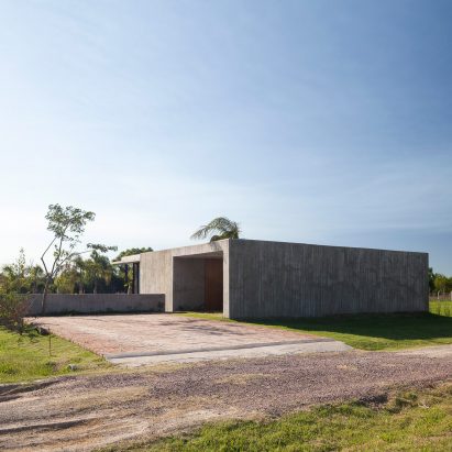 Casa Closed in La Plata Argentina by Felipe Gonzalez Arzac