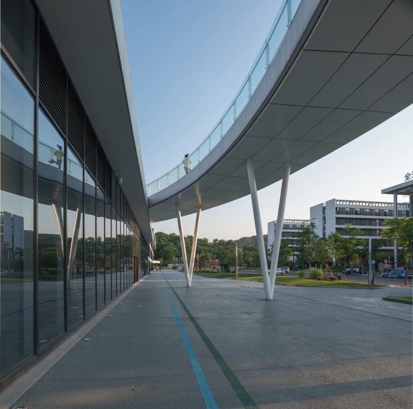 Hangzhou Cloud Town Exhibition Center by Approach Design has a green roof with a running track