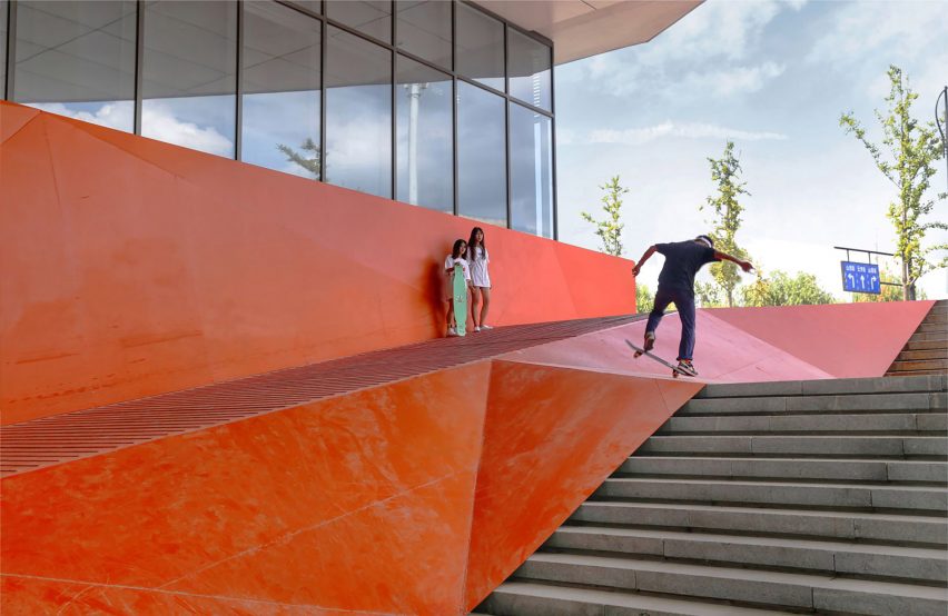 Hangzhou Cloud Town Exhibition Center by Approach Design has a green roof with a running track