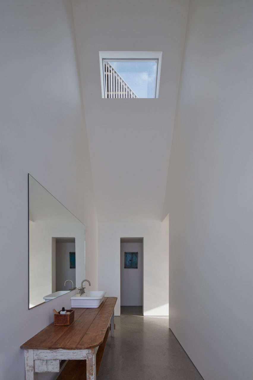 Hatley House Residence in Quebec, Canada by Pelletier De Fontenay